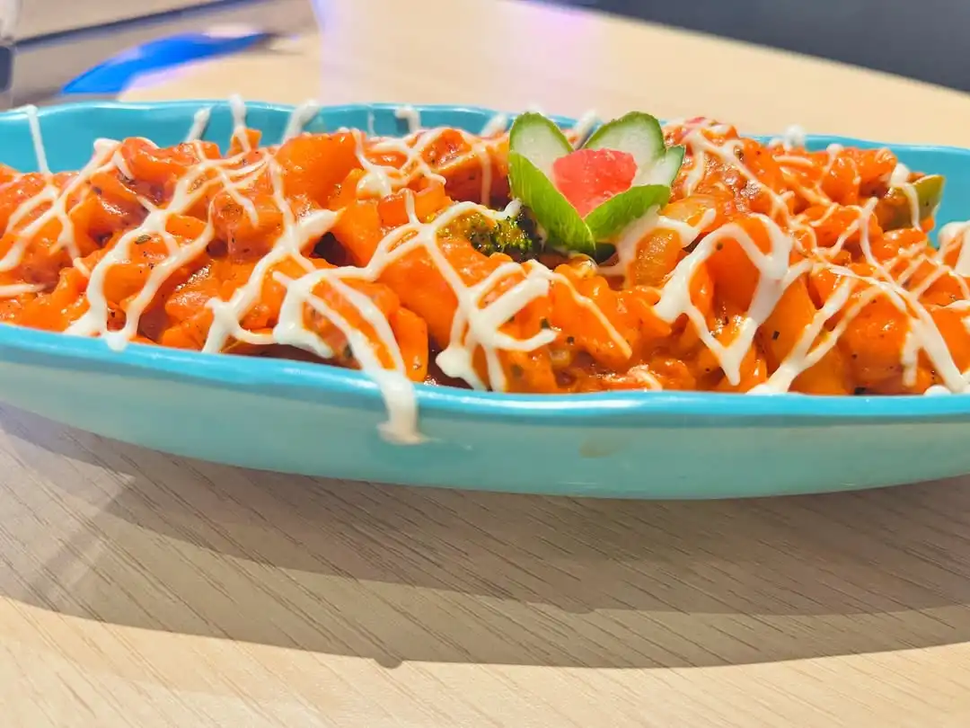 Creamy white sauce pasta in a blue dish at Shivansh Food Park